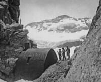 Refuge de Tuquerouye extérieur ©Photographie Louis Robach, collection particulière Refuge de Tuquerouye extérieur ©Photographie Louis Robach, collection particulière